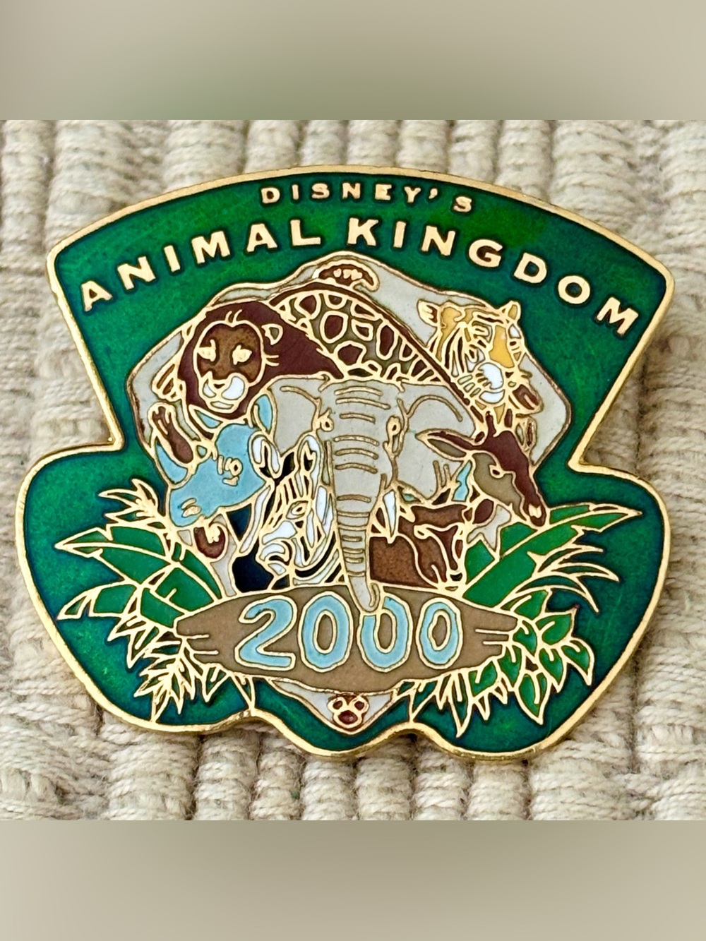 DISNEY 2000 Walt Disney World Animal Kingdom Pin